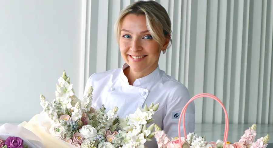 Елена Туганова с готовыми зефирными букетами